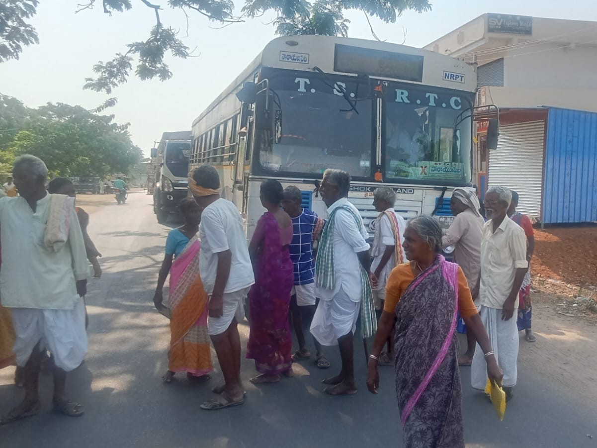 పింఛన్ ఇవ్వాలని రాస్తారోకో