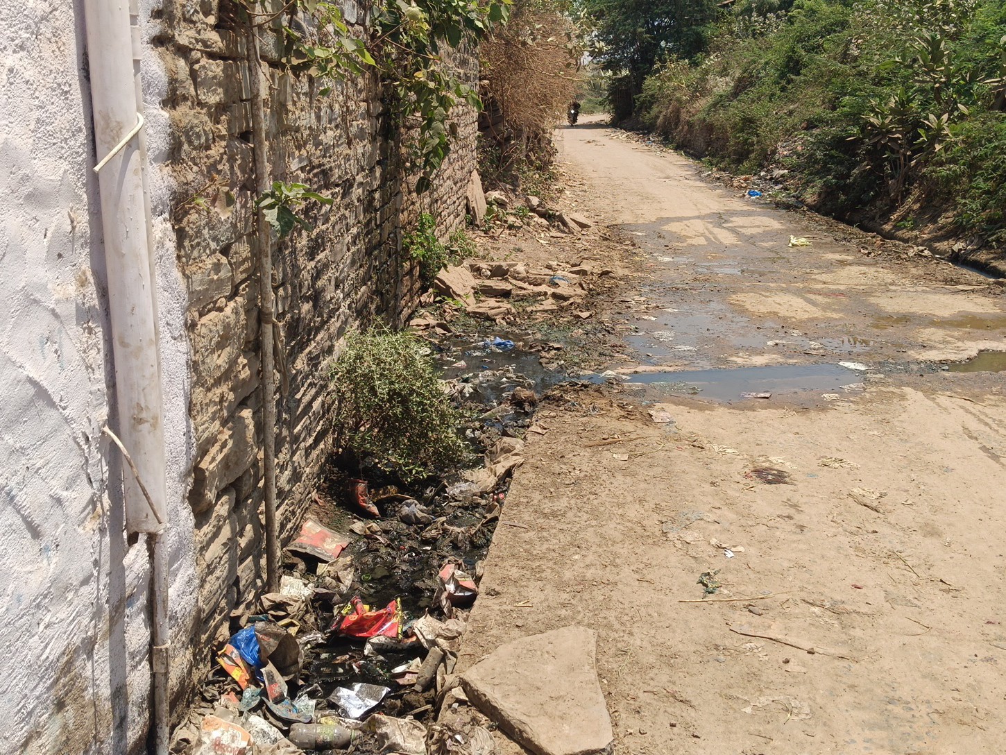 అస్తవ్యస్తంగా డ్రైనేజీలు.. పట్టించుకోని అధికారులు