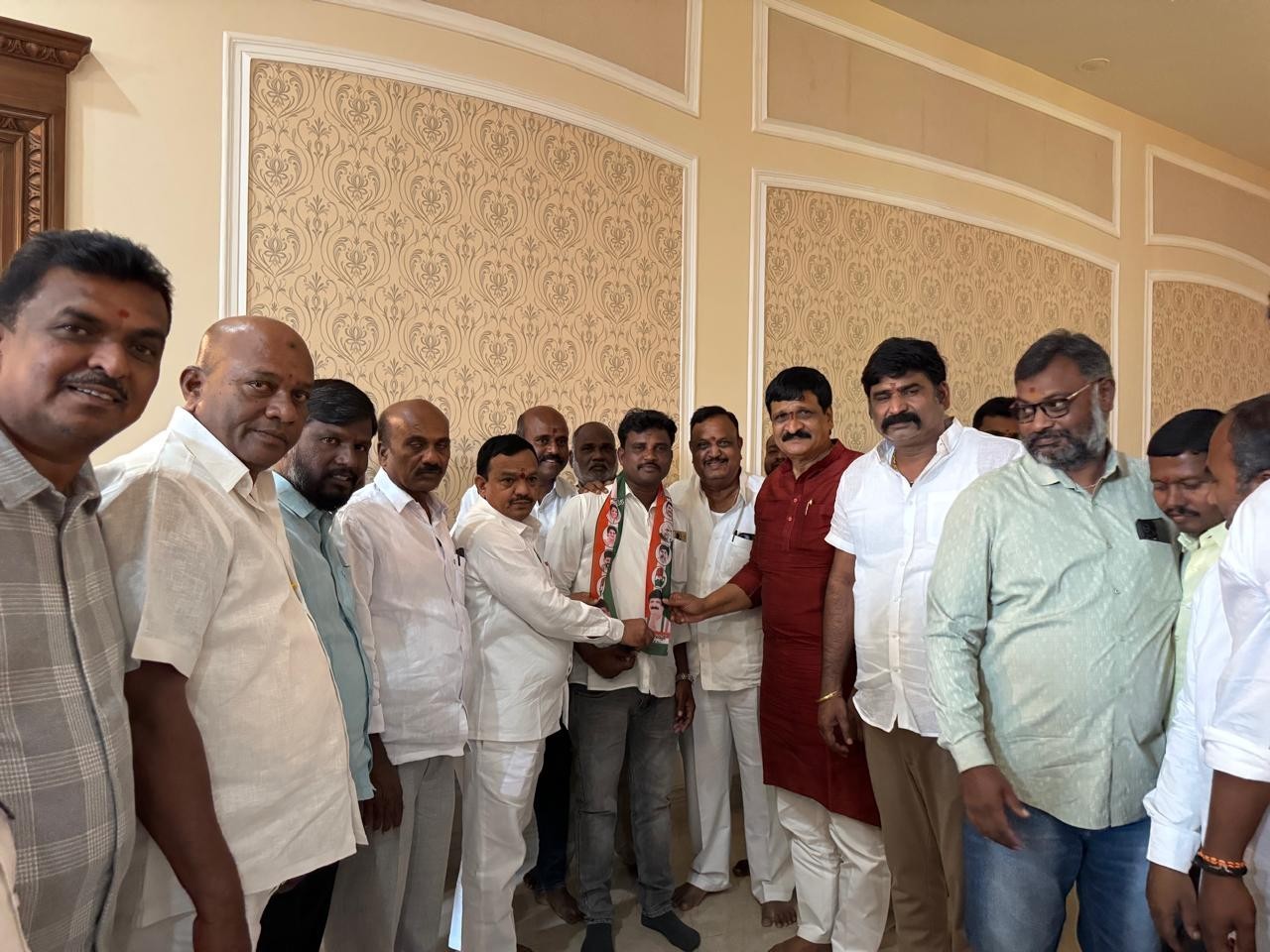 బీఆర్ఎస్‌కు బిగ్ షాక్.. పార్టీ వీడిన కౌన్సిలర్