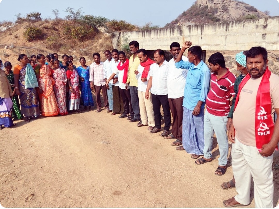 బ్రిడ్జి నిర్మాణ పనులు చేపట్టాలని నిరసన