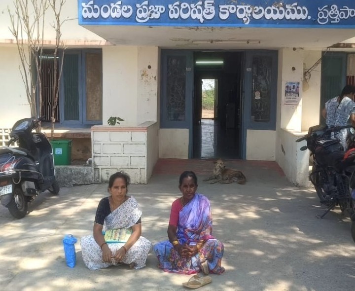 పింఛన్ ఆపేశారంటూ మహిళ ఆందోళన