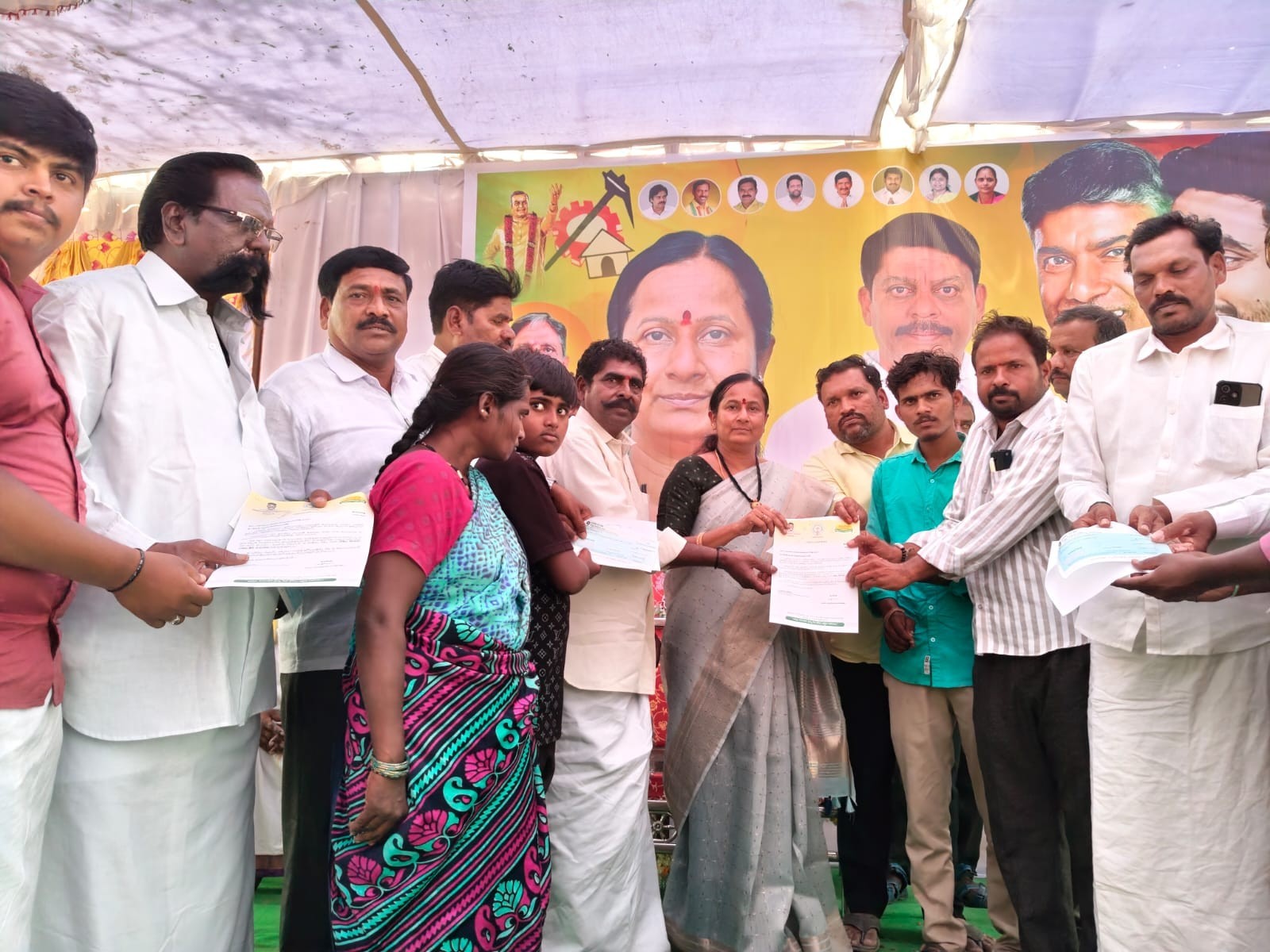 CMRF చెక్కుల పంపిణీ చేసిన టీడీపీ ఇన్‌ఛార్జ్