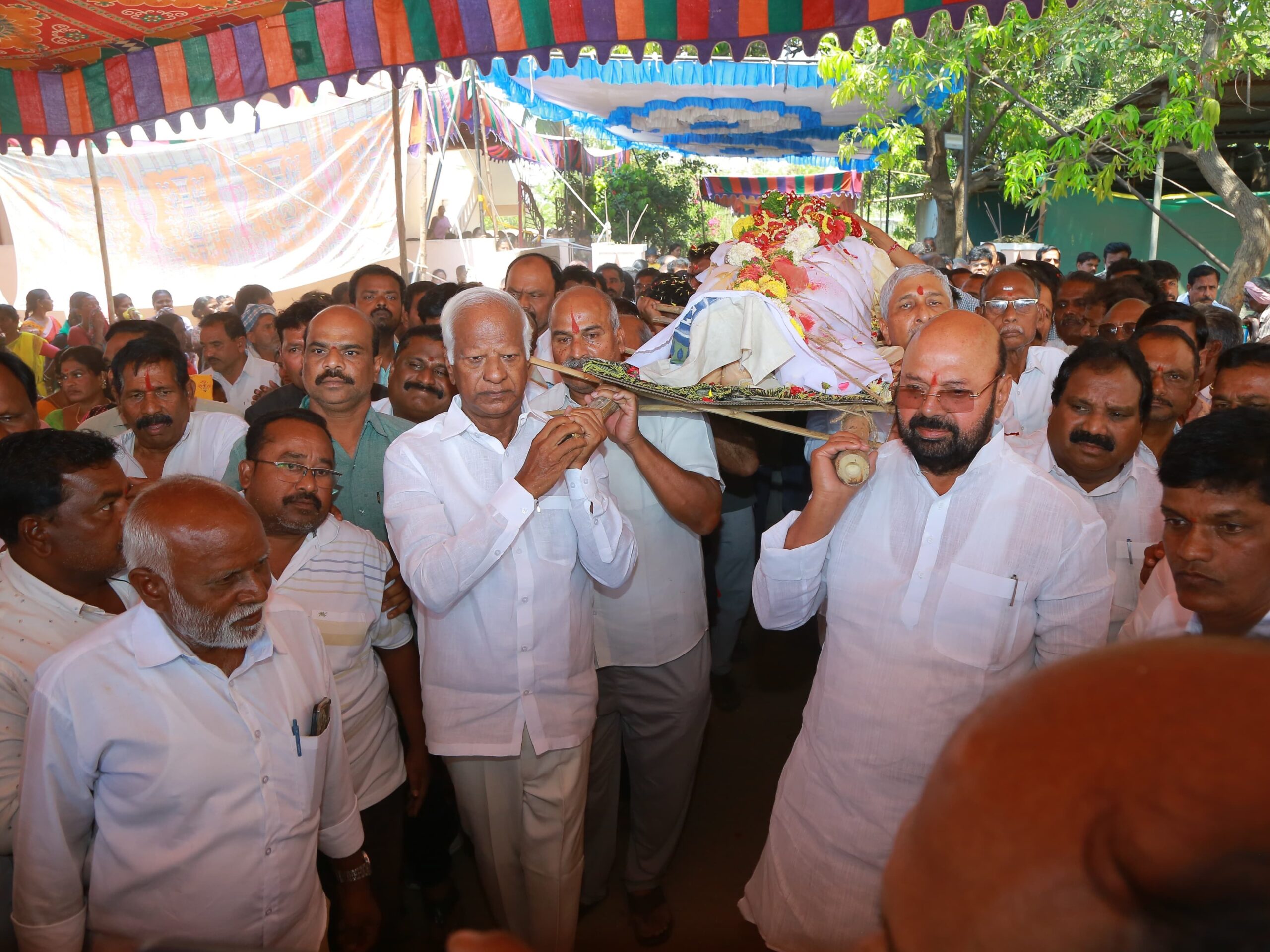 పాడే మోసిన ఎమ్మెల్యే కడియం, మాజీ ఎమ్మెల్యేలు