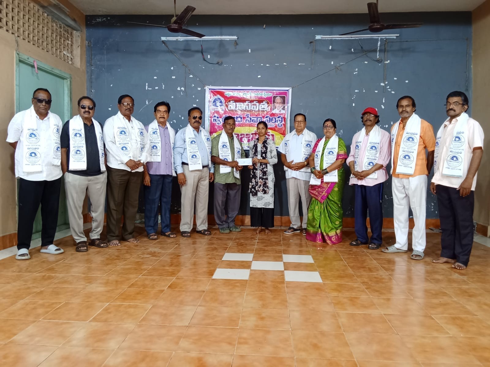 పేద బాలిక చదువు కోసం మానవతా ఆర్థిక చేయూత