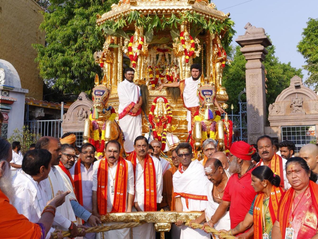శ్రీశైలంలో ఘనంగా స్వర్ణ రథోత్సవం