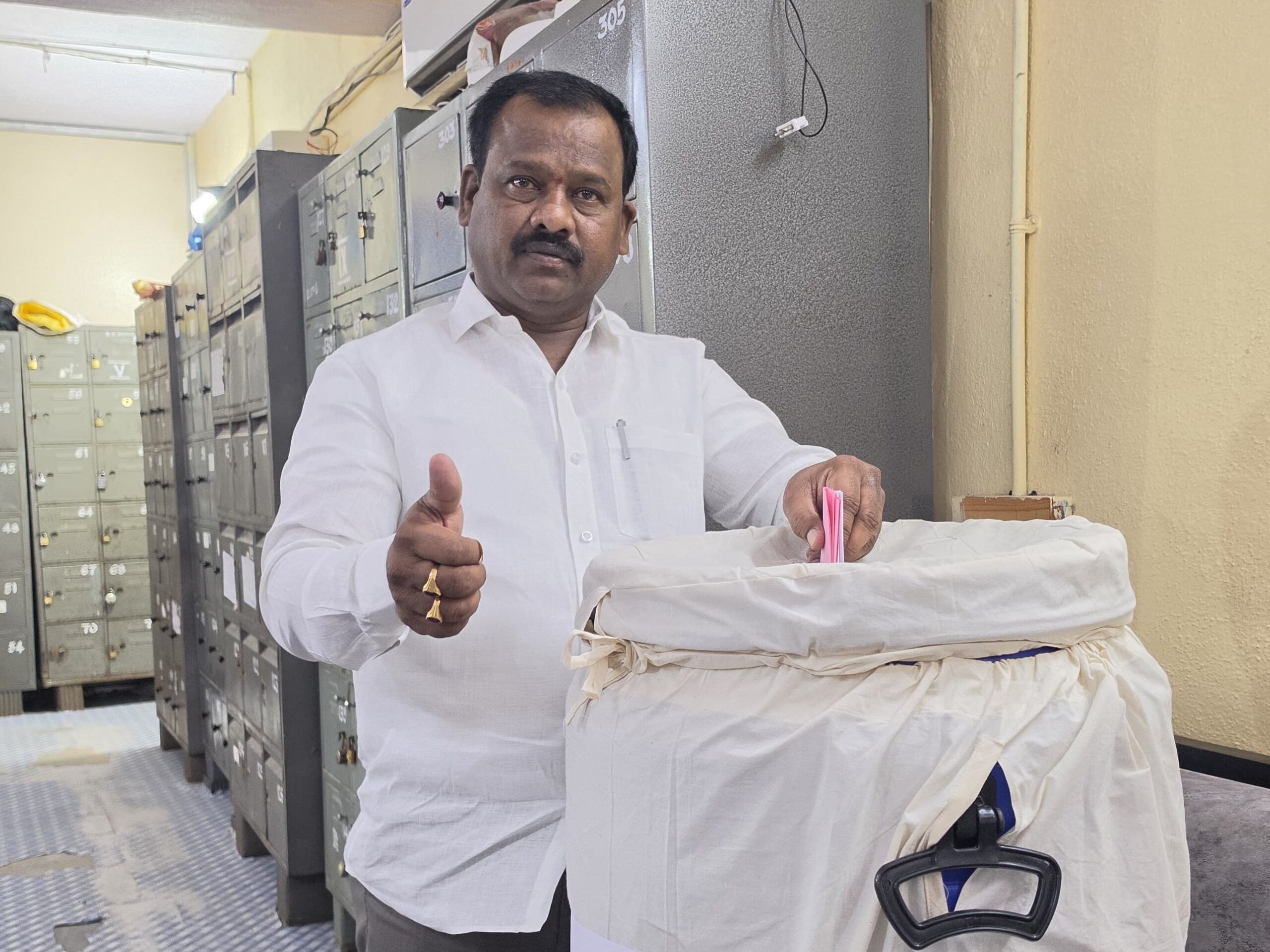 ఓటు హక్కును వినియోగించుకున్న ముడా ఛైర్మన్