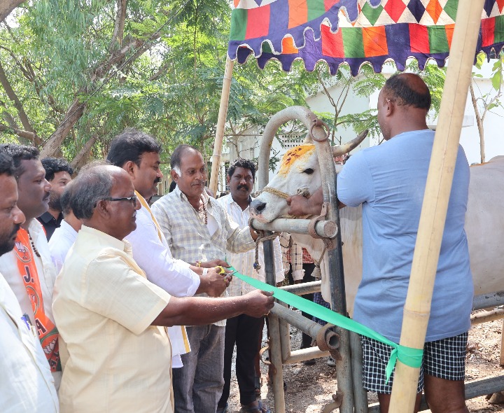 పశు ఉచిత వైద్య శిబిరాన్ని ప్రారంభించిన ఎమ్మెల్యే