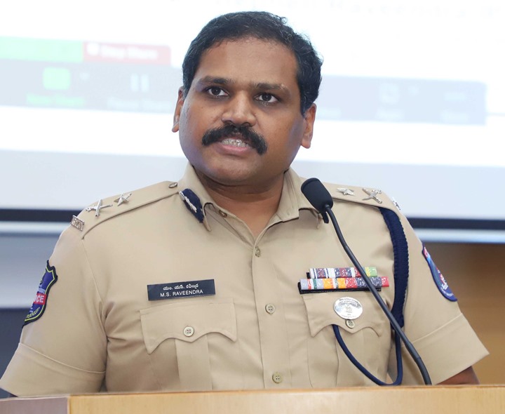 పెట్రోల్, గ్యాస్ కొరత లేదు: రవీంద్ర