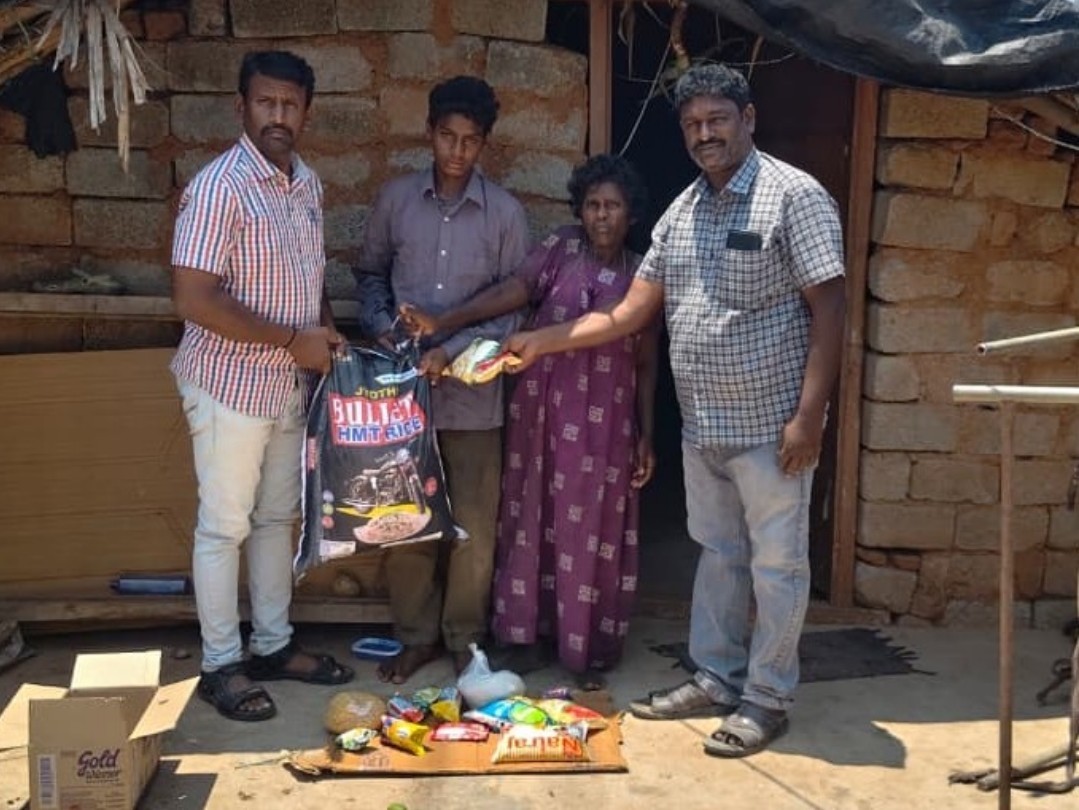 విద్యార్థికి నిత్యవసర సరుకులు పంపిణీ