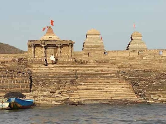 నీటి గర్భం నుంచి బయటపడ్డ పురాతన ఆలయం