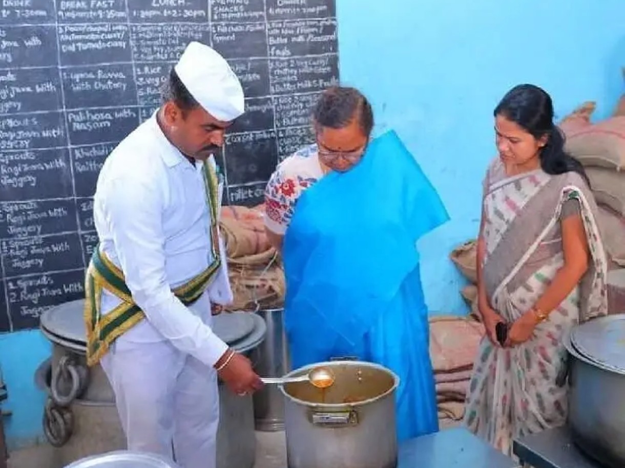 పాలకూర పలచగా వండడంపై కలెక్టర్ ఆగ్రహం