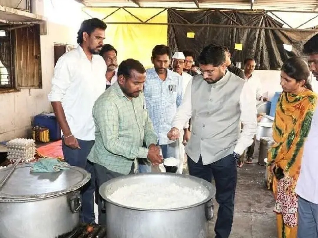 కార్యాలయాల్లో నిర్లక్ష్యం వహిస్తే కఠిన చర్యలు: కలెక్టర్