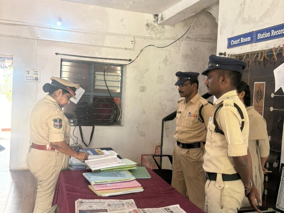 నర్సాపూర్ పోలీస్ స్టేషన్ తనిఖీ చేసిన జిల్లా ఎస్పీ