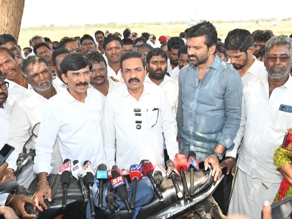 ఫిషింగ్ హార్బర్‌ను పరిశీలించిన మాజీ మంత్రి