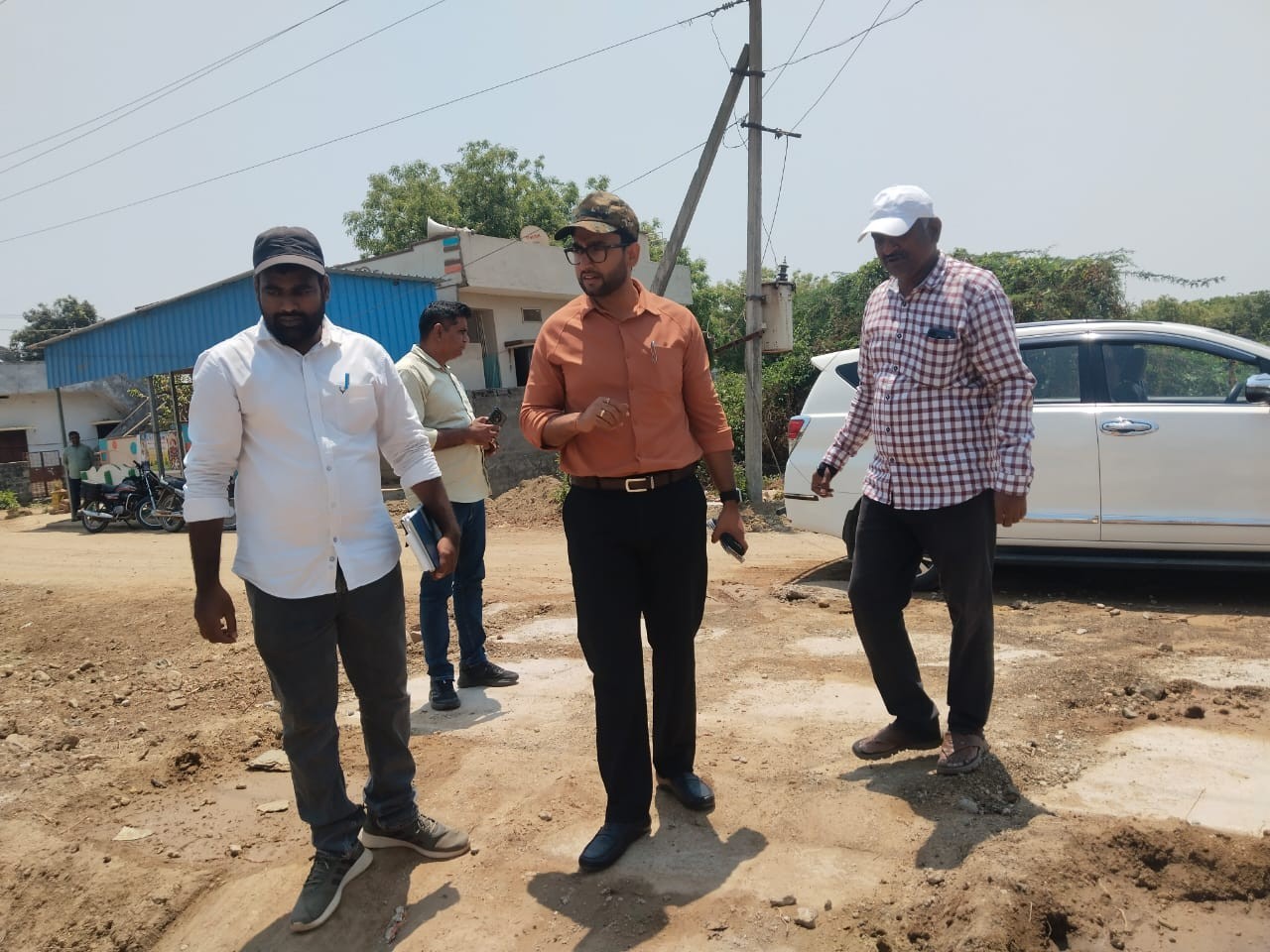 రోడ్లు, డ్రైనేజీ పనులను తనిఖీ చేసిన కమిషనర్