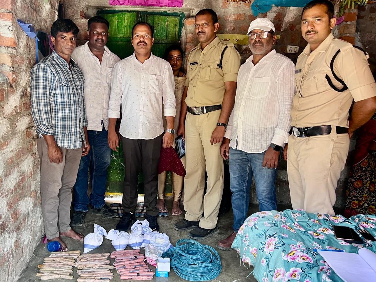 పేలుడు పదార్థాలు స్వాధీనం.. మహిళ అరెస్ట్