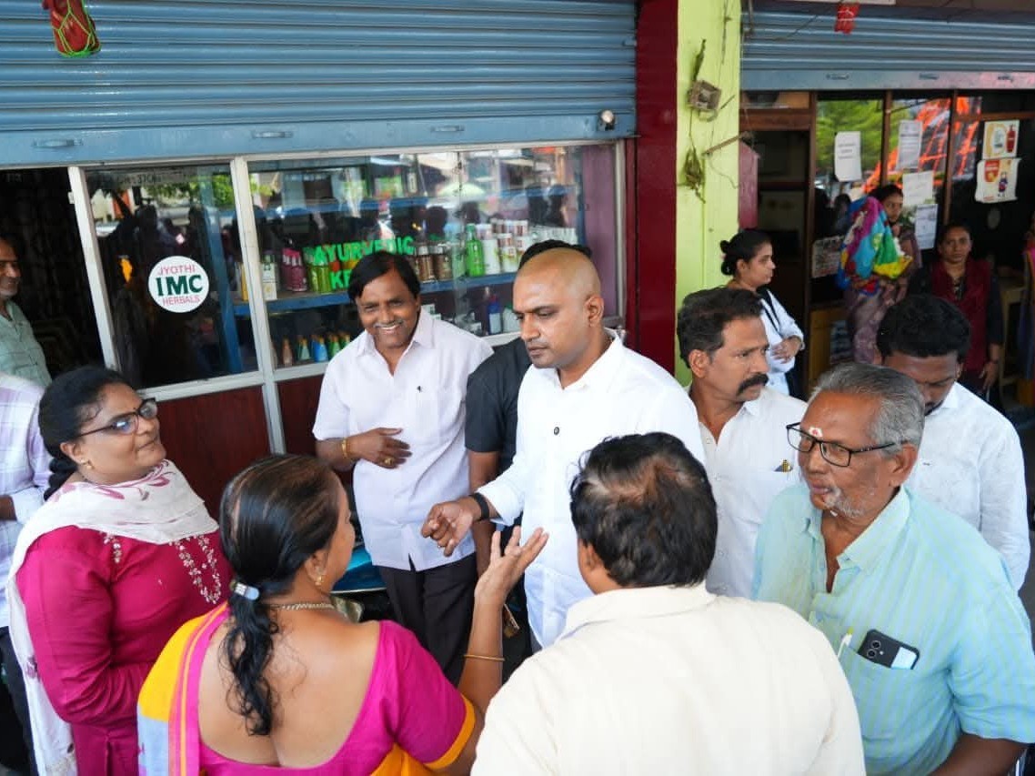 గ్యాస్ ఏజెన్సీలో ఎమ్మెల్యే ఆదిరెడ్డి తనిఖీ