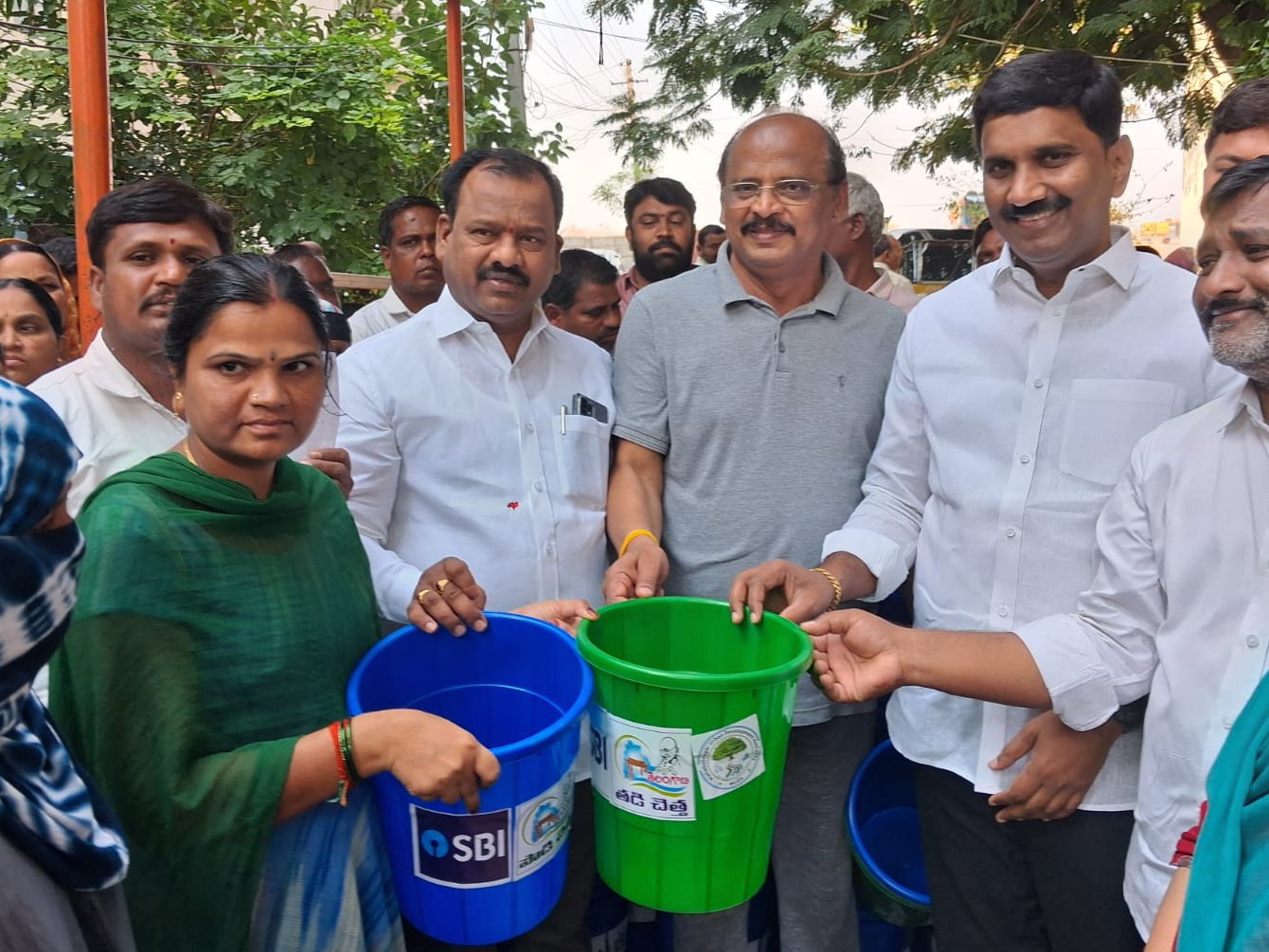 డివిజన్‌లో తడి పొడి చెత్త డబ్బాల పంపిణీ