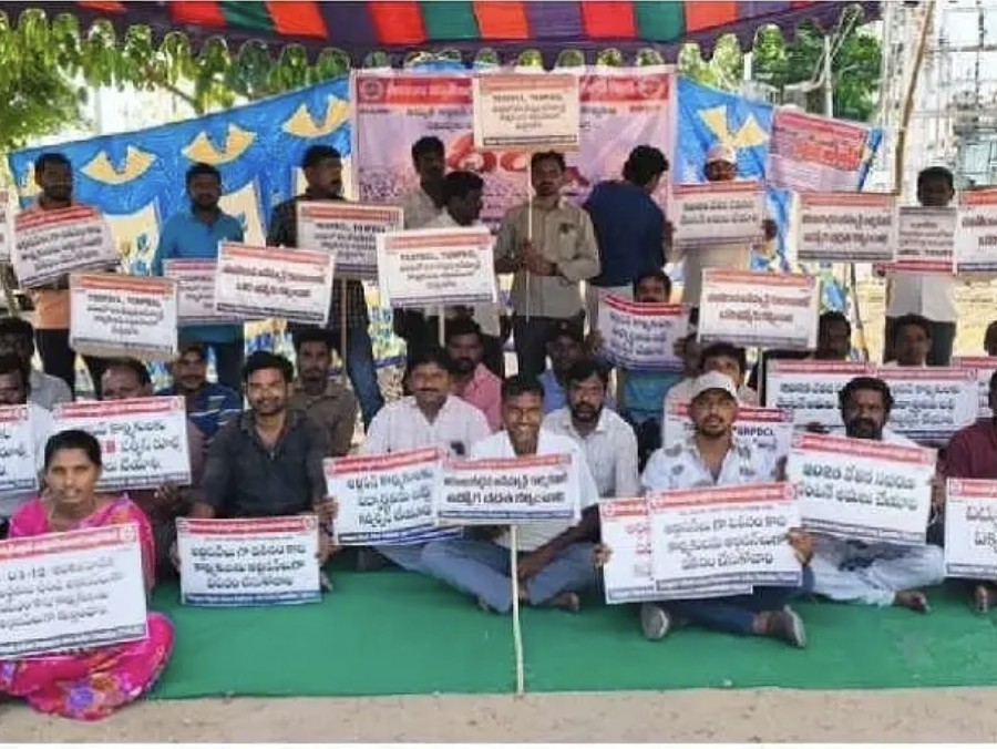 ఏప్రిల్ 8 నుంచి విద్యుత్ కార్మికుల సమ్మె హెచ్చరిక