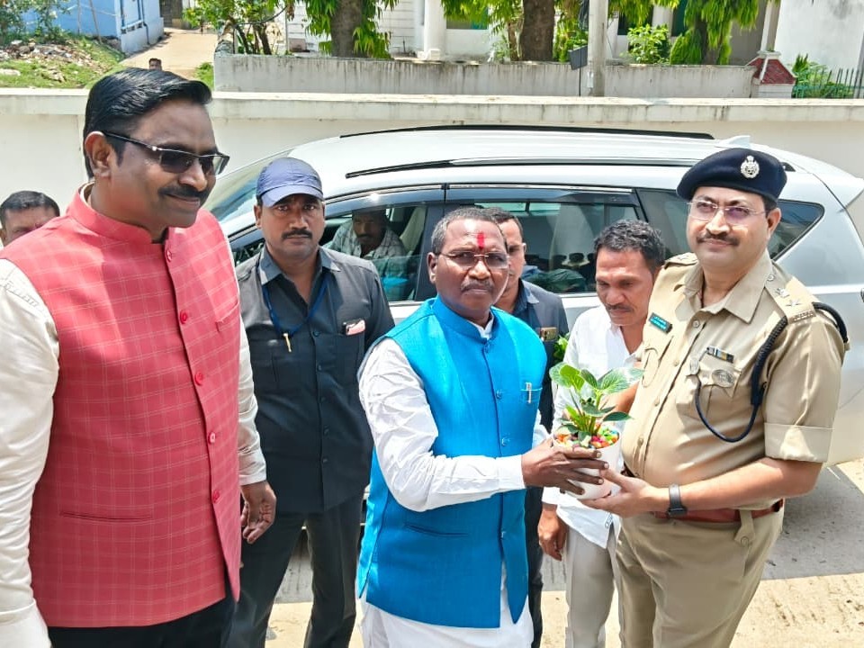 ఎస్టీ కమిషన్ ఛైర్మన్‌ను కలిసిన ఎస్పీ