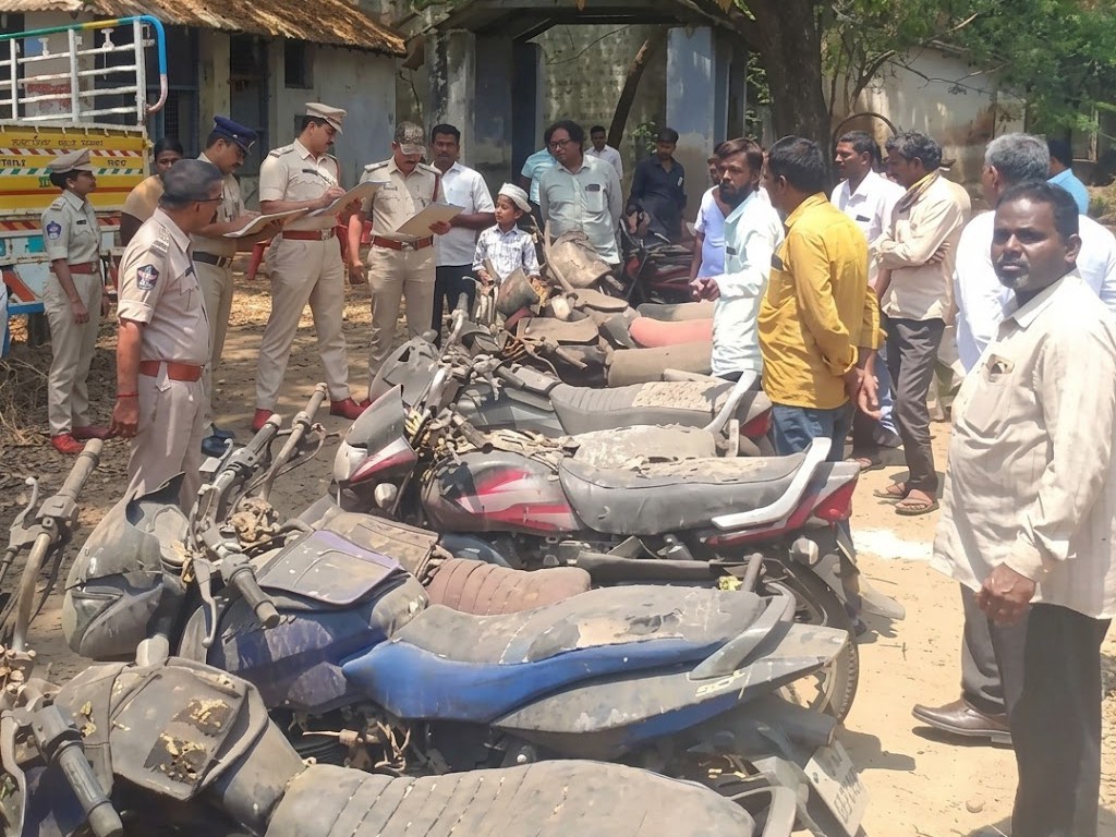 ఆదోనిలో పట్టుబడ్డ బైకుల వేలం.!