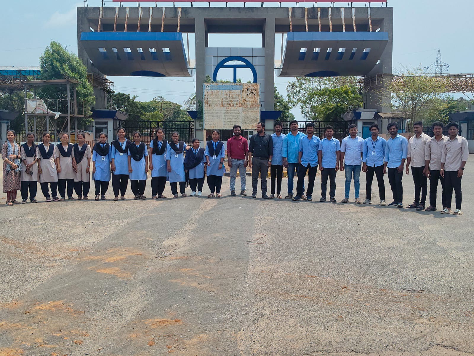 స్టీల్ ప్లాంట్‌ను సందర్శించిన విద్యార్థులు