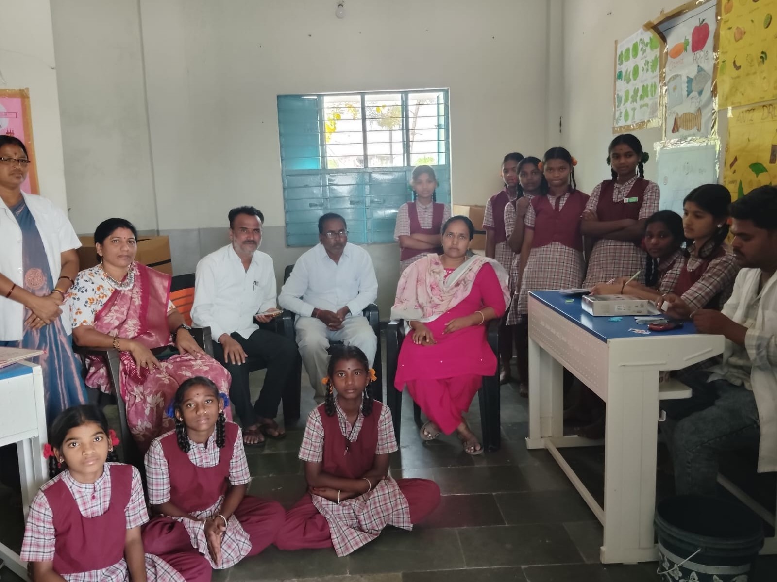 విద్యార్థినులకు వైద్య పరీక్షలు చేసిన వైద్యులు