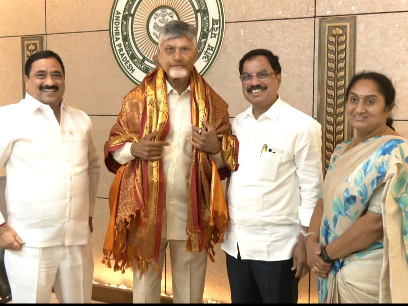 సీఎం చంద్రబాబుతో జిల్లా నేతల భేటీ