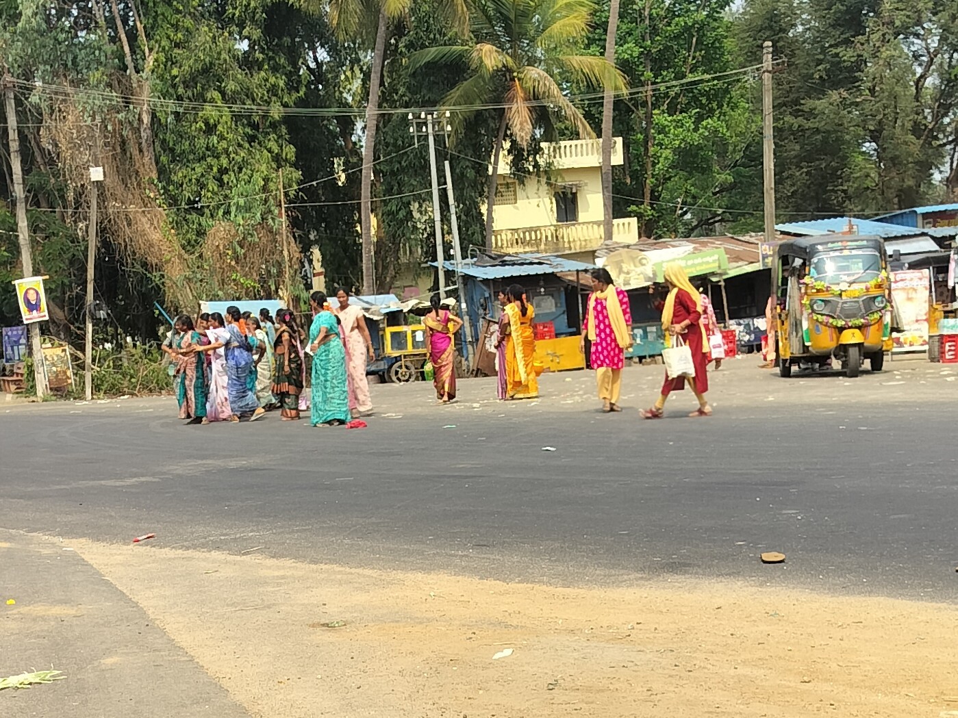 బస్ షెల్టర్ లేక తీవ్ర ఇబ్బందులు