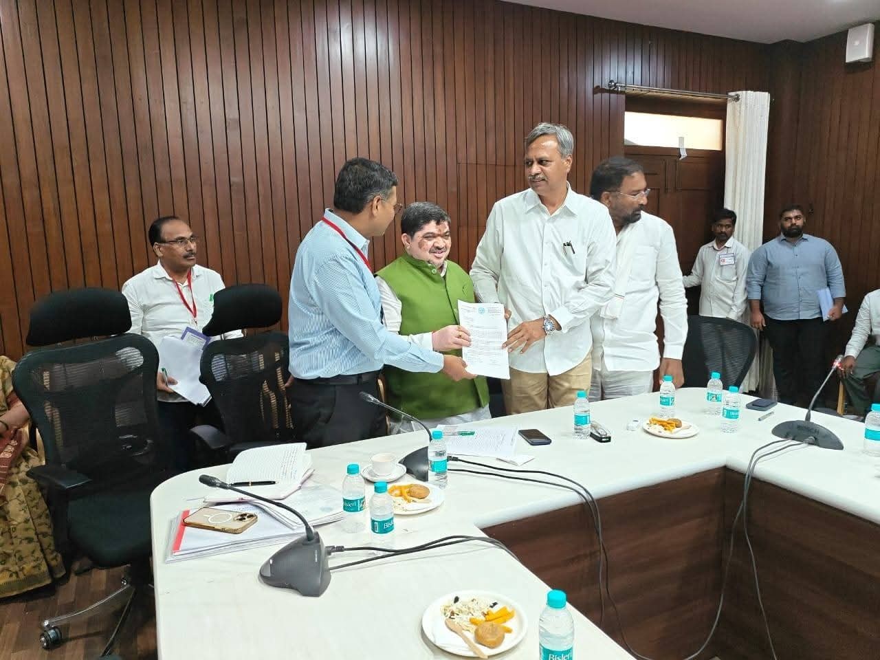 మంత్రికి వినతిపత్రం అందజేసిన ఎమ్మెల్యే