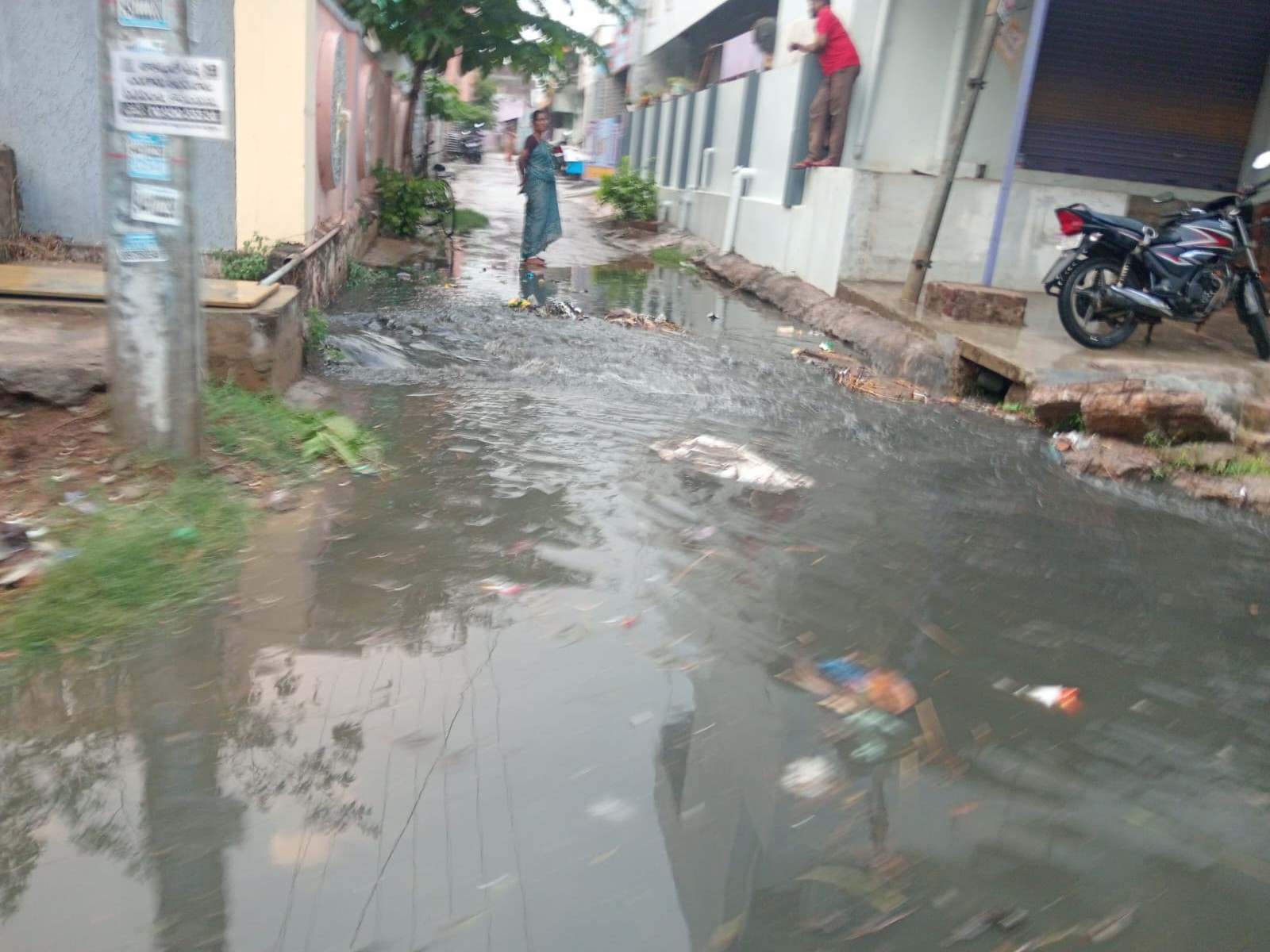 రోడ్ల మీద ప్రవహిస్తున్న మురుగు నీరు