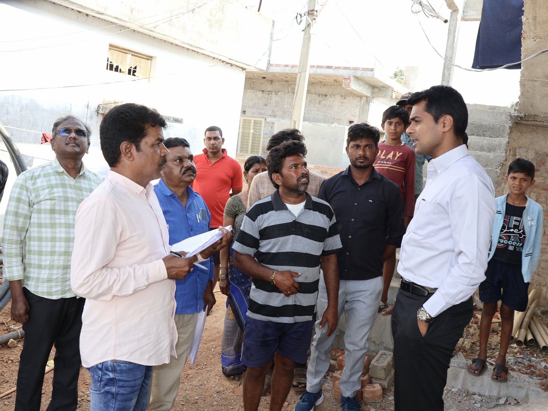 ఇందిరమ్మ ఇళ్లను తనిఖీ చేసిన కలెక్టర్