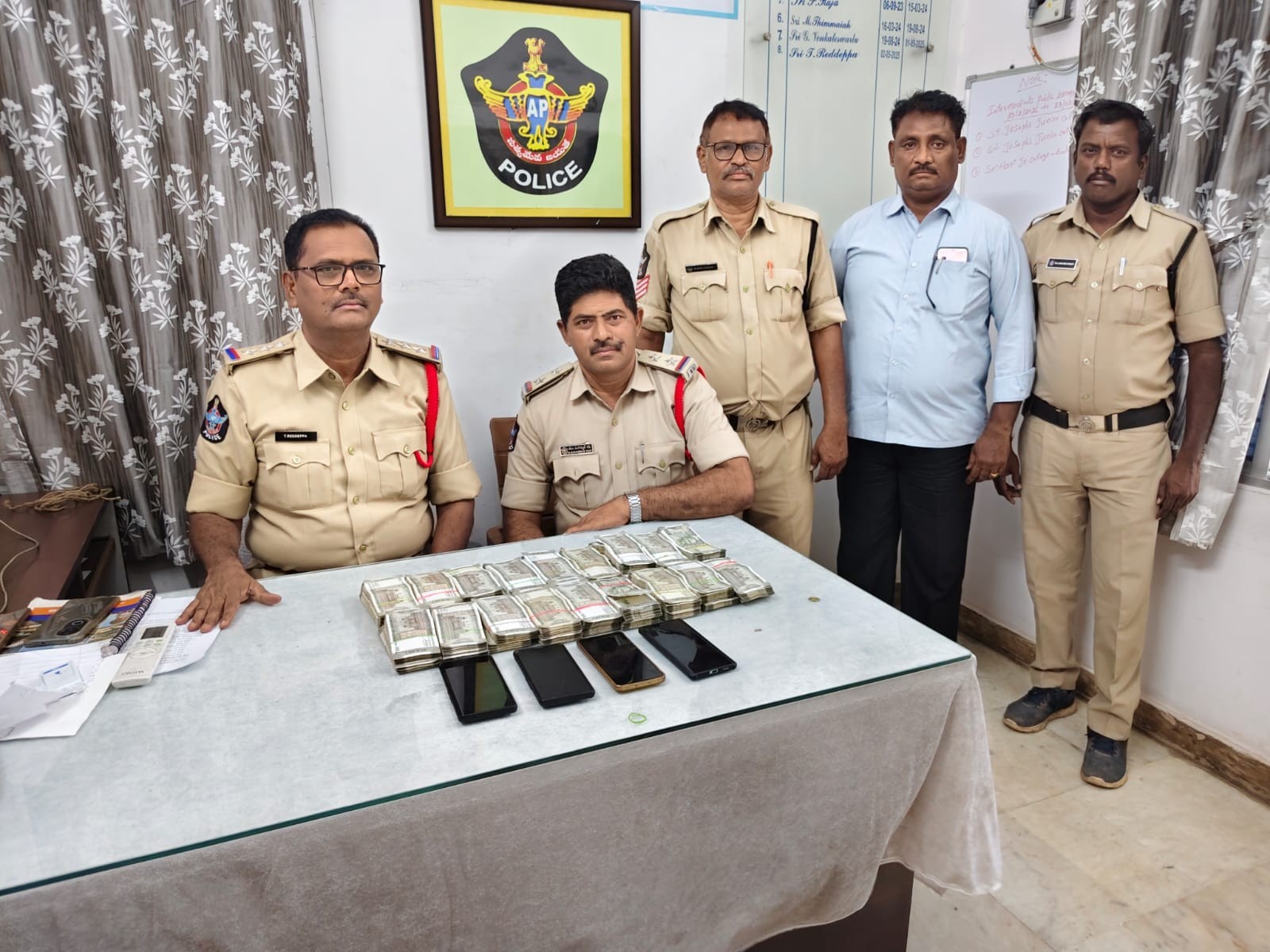 కడపలో క్రికెట్ బెట్టింగ్ గ్యాంగ్ అరెస్ట్