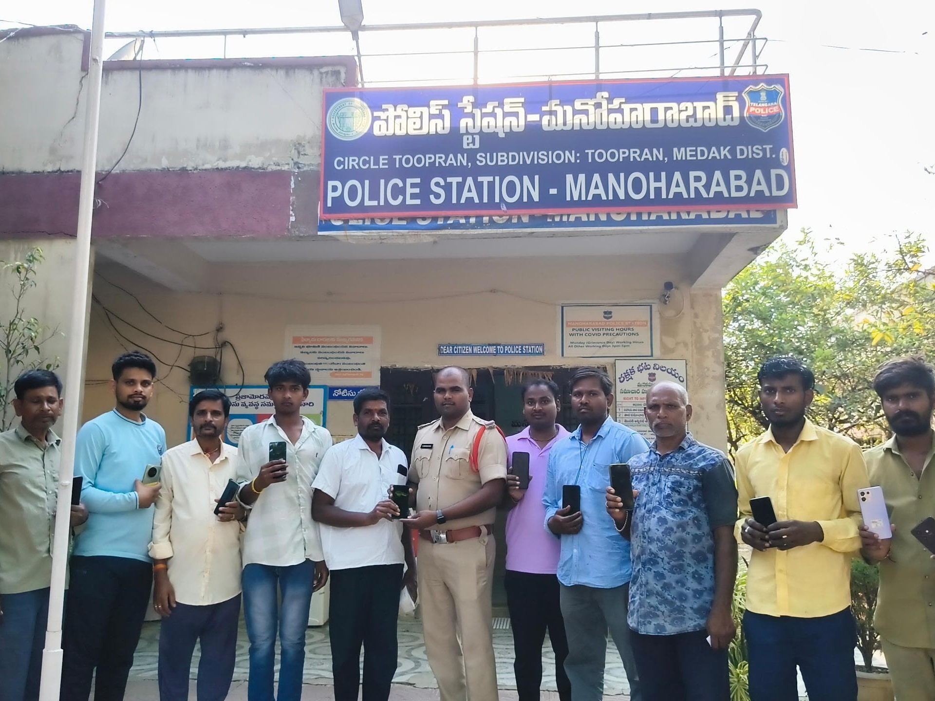 పోగొట్టుకున్న ఫోన్లు అప్పగింత