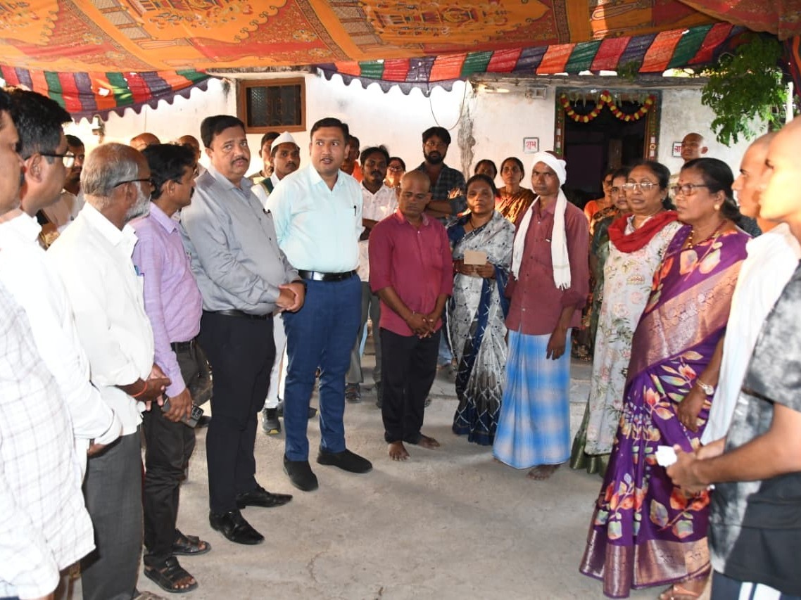 సంతోష్ కుటుంబానికి ప్రభుత్వం అండగా ఉంటుంది: కలెక్టర్