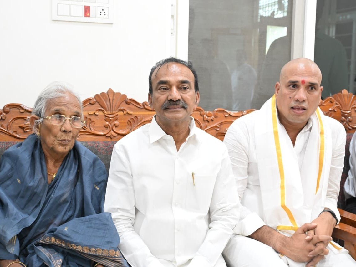 హుస్సేన్ నాయక్‌ను పరామర్శించిన ఎంపీ ఈటెల