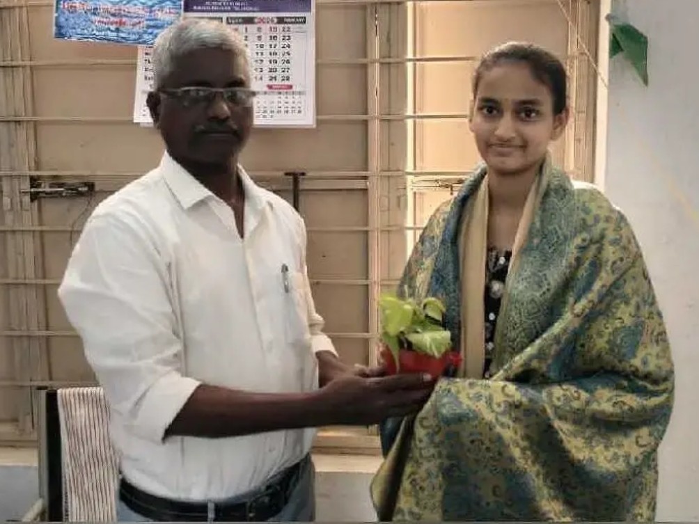 ఉత్తమ ప్రతిభ కనబరచిన విద్యార్థినికి సన్మానం