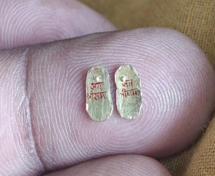 సీతారాములకు సూక్ష్మ బంగారు పాదుకలు