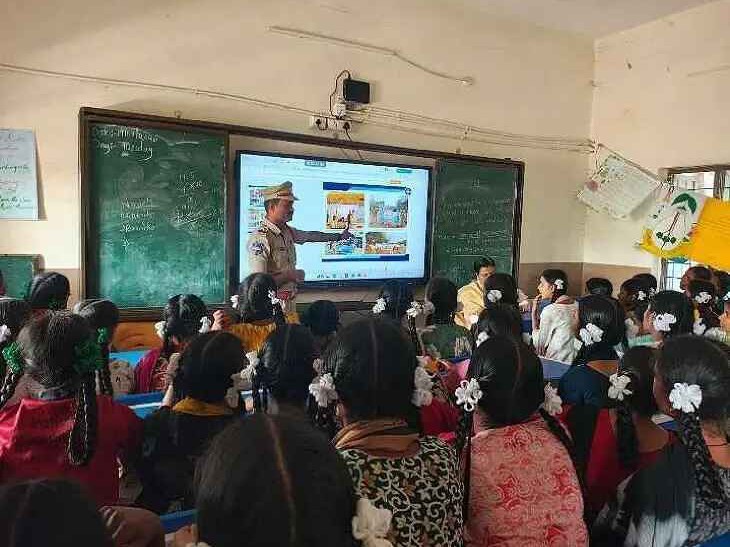 ‘అమ్మాయిలు ట్రాఫిక్ నియమాలు తెలుసుకోవాలి’