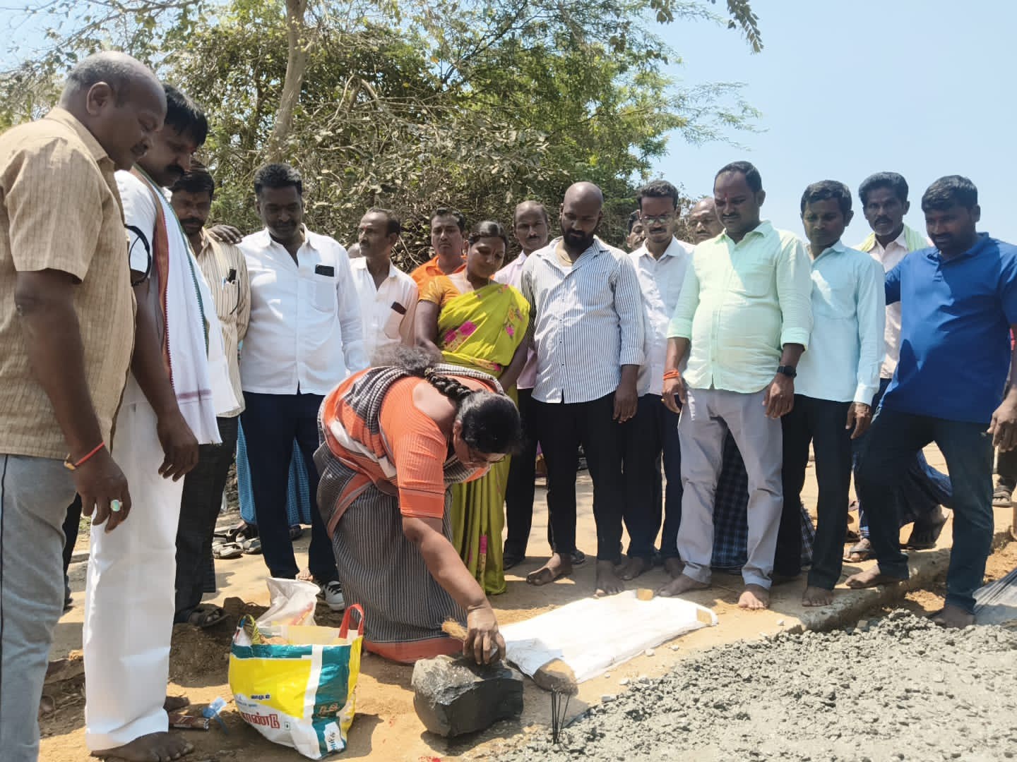 సీసీ రోడ్డు పనులను ప్రారంభించిన గుర్తూరు సర్పంచ్