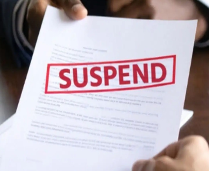 భక్తుల ఫిర్యాదు.. ఇద్దరు సస్పెండ్