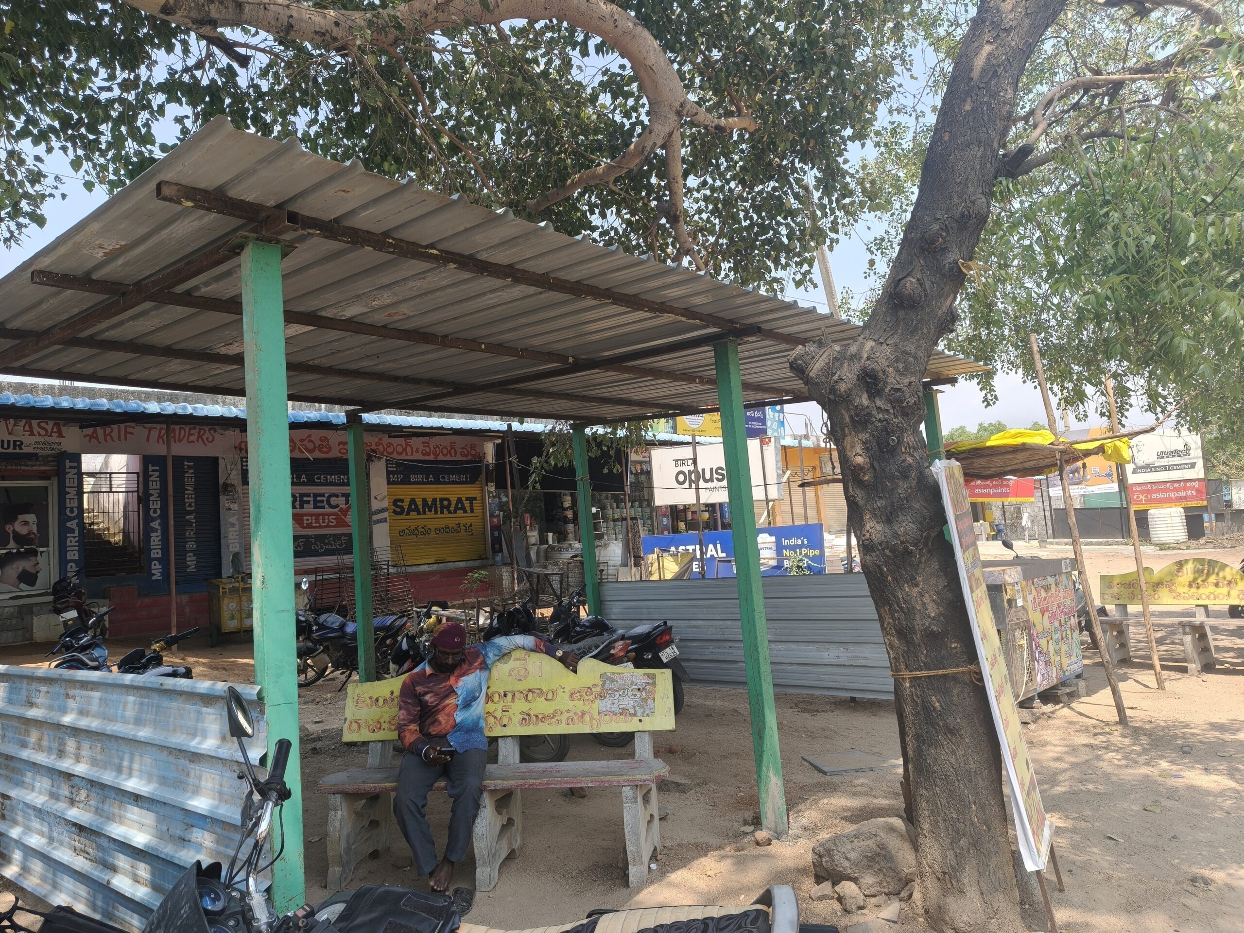 బస్సు షెల్టర్ నిర్మాణంతో ప్రయాణికులకు ఊరట