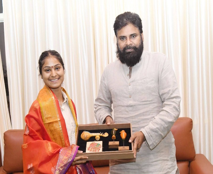 పవన్ కళ్యాణ్‌‌‍ను కలిసిన యంగ్ బైకర్ తాప్పీ