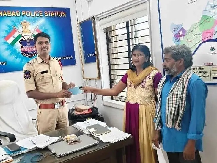 బాధితులకు మొబైల్ ఫోన్‌ అప్పగింత