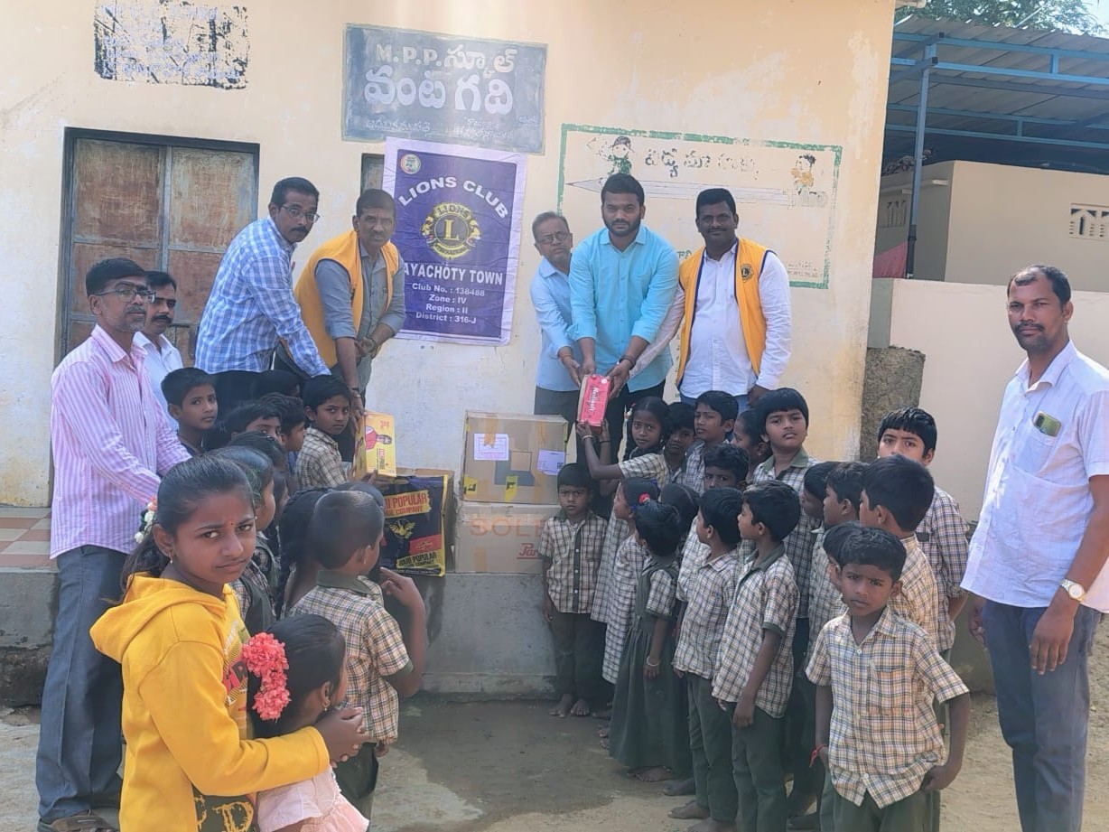 రాయచోటిలో పేద విద్యార్థులకు పాదరక్షల పంపిణీ
