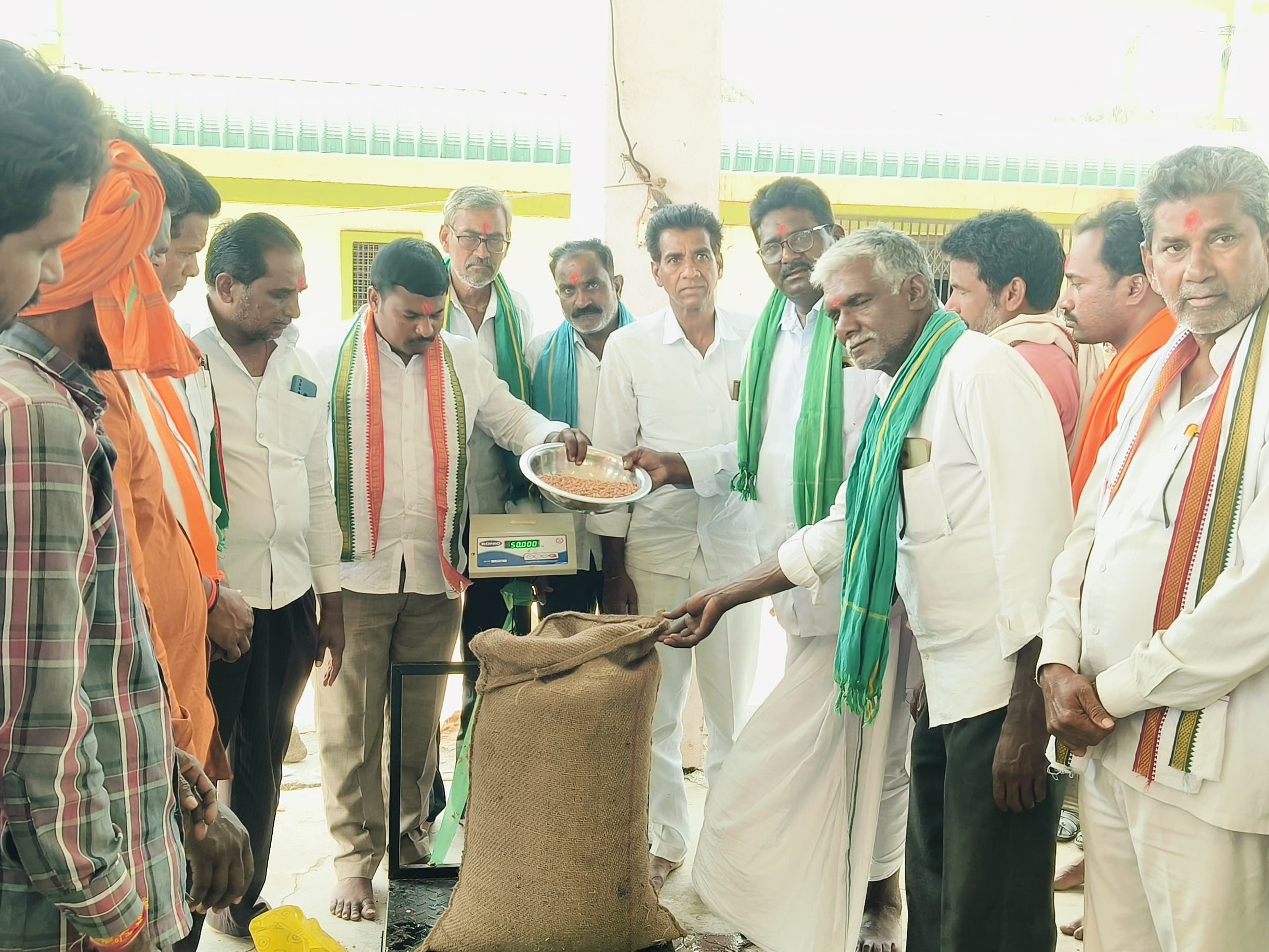 ‘ప్రభుత్వ కొనుగోలు కేంద్రాల్లోనే ధాన్యం విక్రయించాలి’