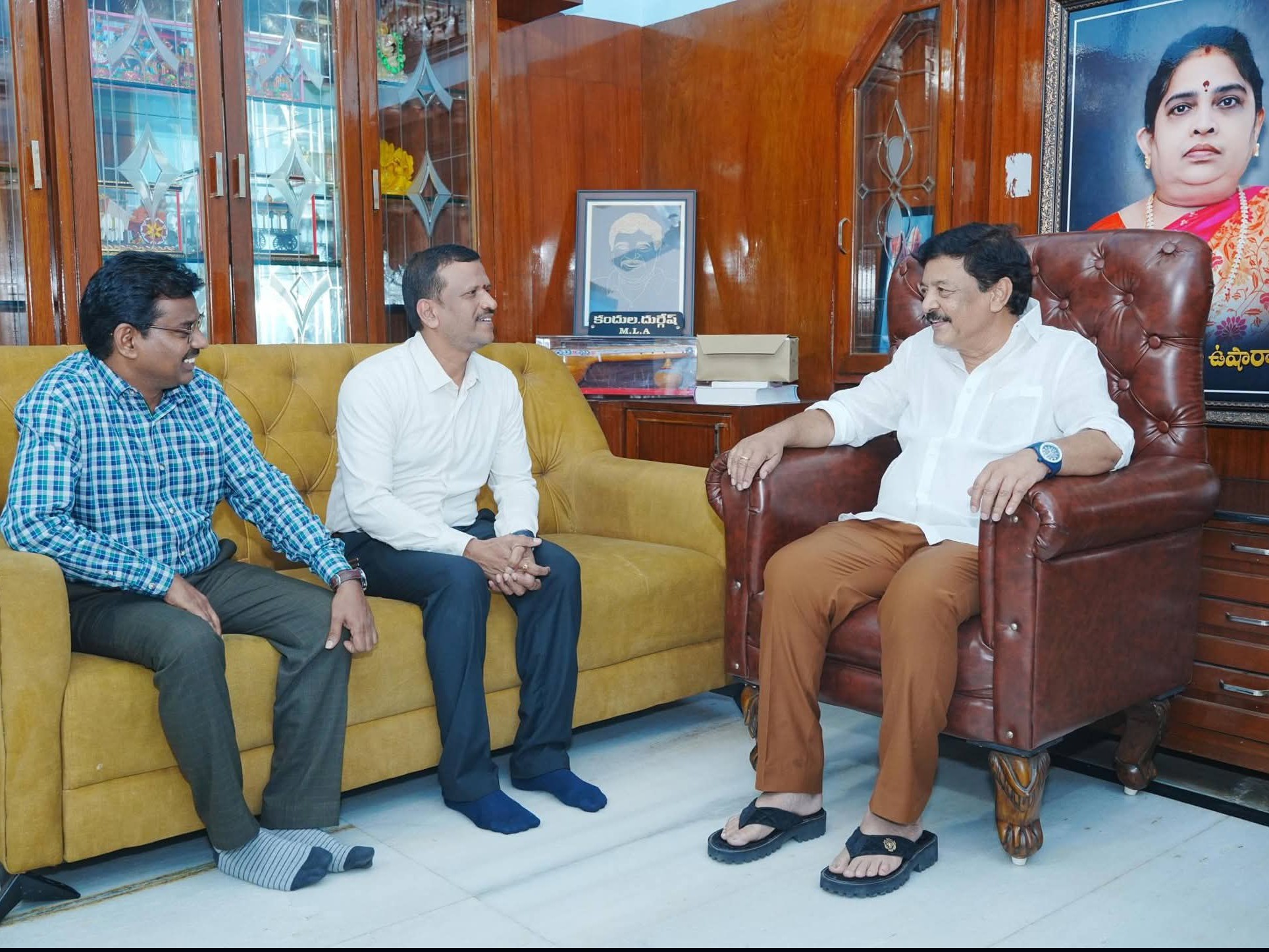 మంత్రి కందులని కలిసిన ఆర్డీవో