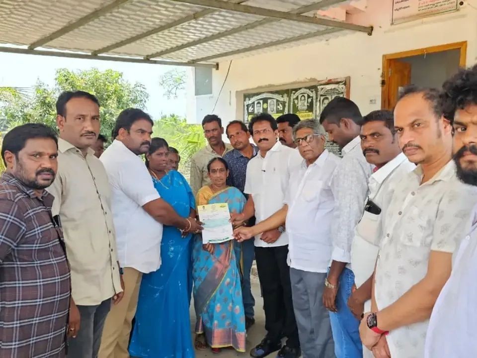 CMRF చెక్కులు అందజేత