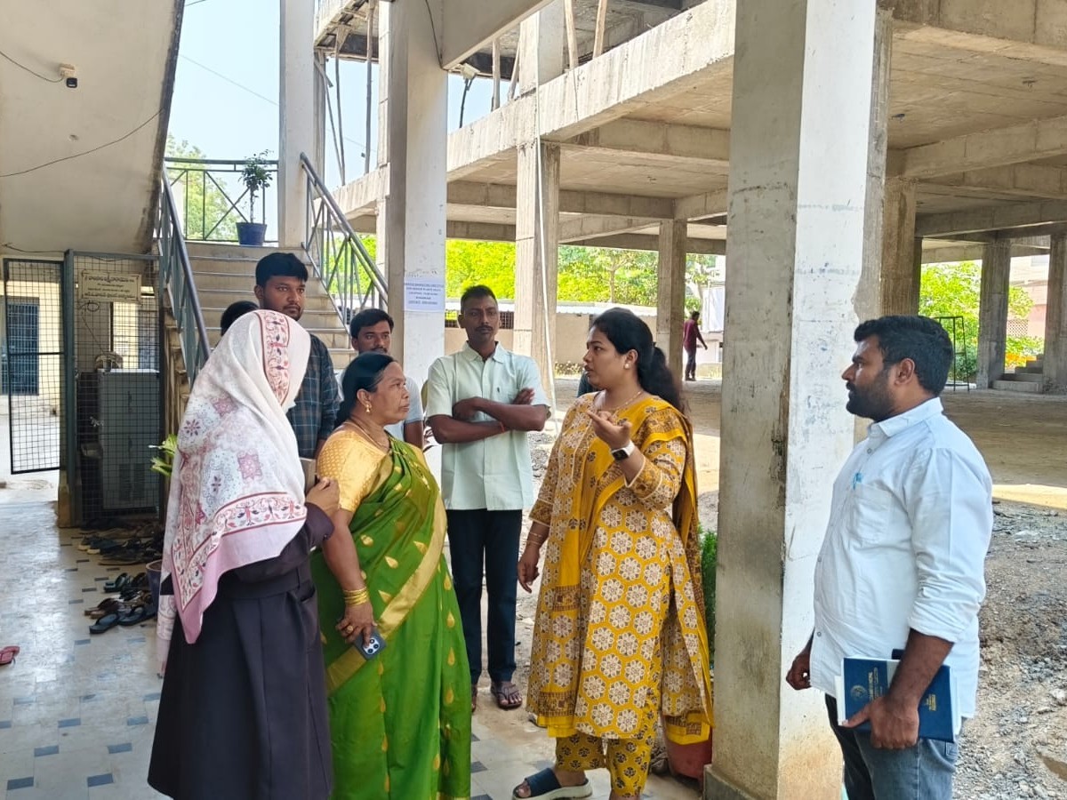 జిల్లా గ్రంథాలయాన్ని తనిఖీ చేసిన అదనపు కలెక్టర్