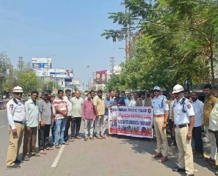 బస్టాండ్ వద్ద రోడ్డు భద్రతపై అవగాహన సదస్సు